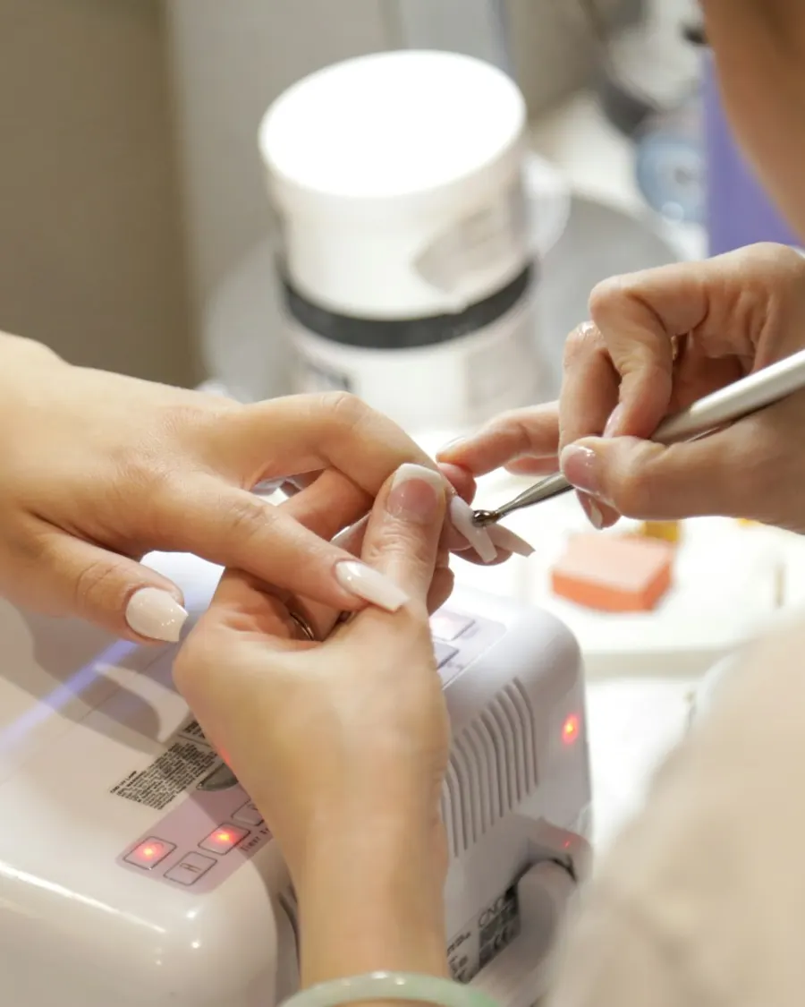 Stylistka wykonuje manicure klientce