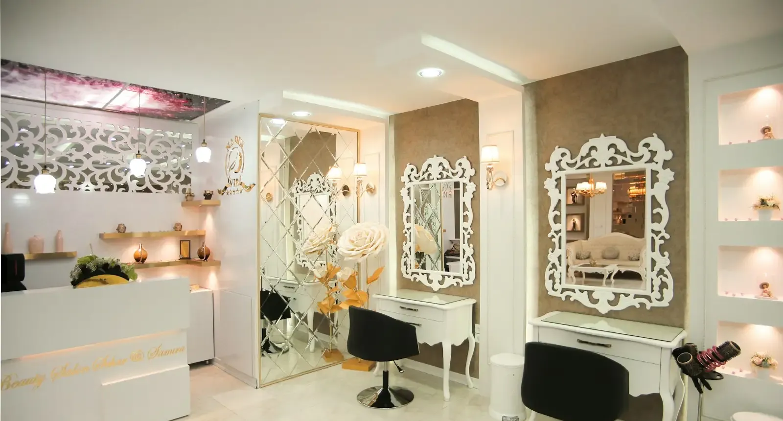 Wnętrze salonu z lustrami i fotelami