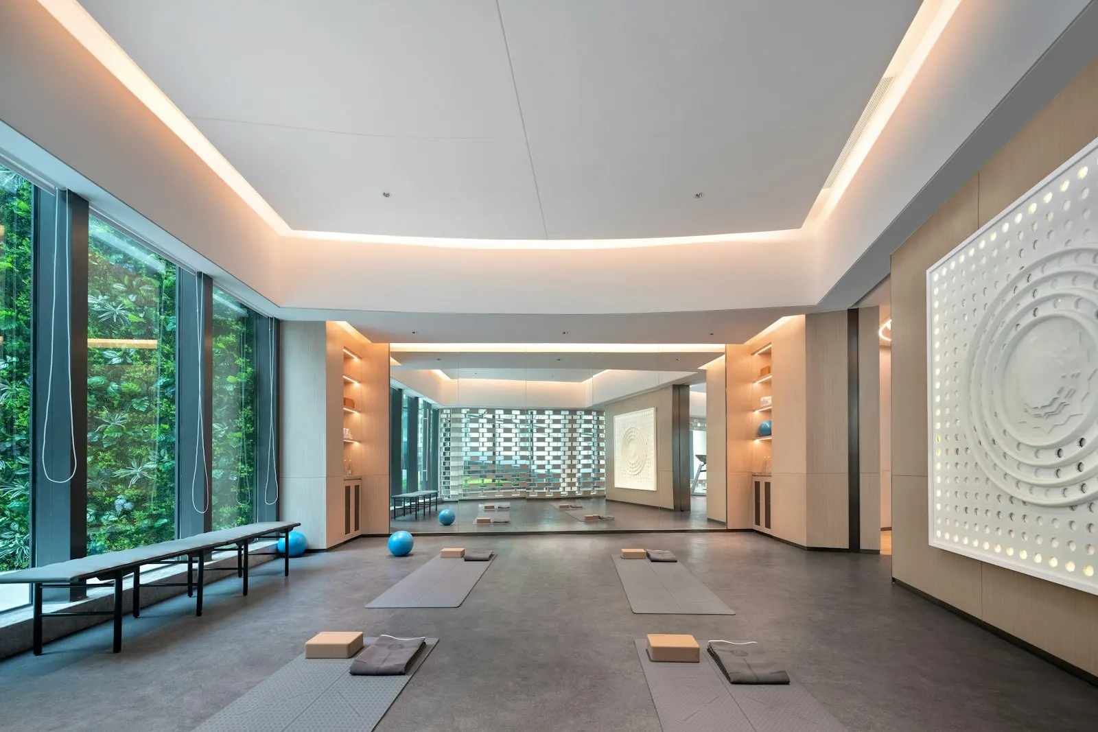 Sala do pilatesu na macie z dużymi oknami